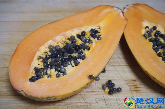 半个木瓜加牛奶，此法做甜品，清肺止咳有奇效，喝三次就管用