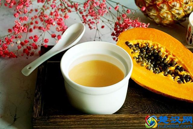 半个木瓜加牛奶，此法做甜品，清肺止咳有奇效，喝三次就管用