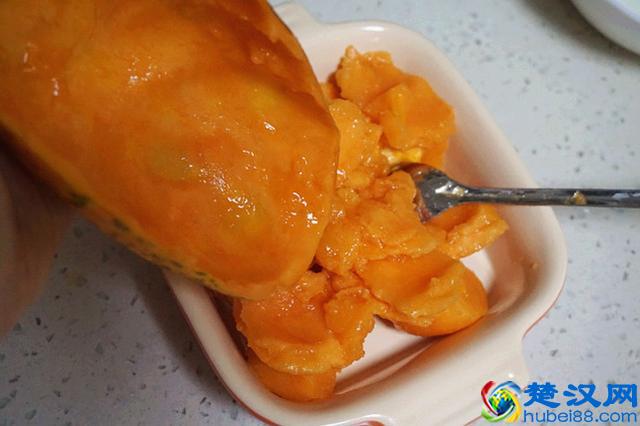 半个木瓜加牛奶，此法做甜品，清肺止咳有奇效，喝三次就管用