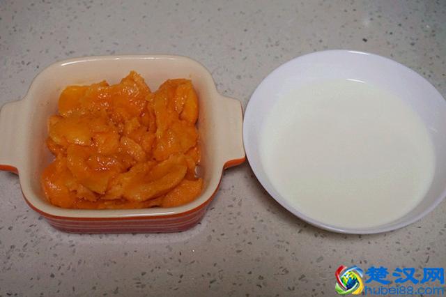 半个木瓜加牛奶，此法做甜品，清肺止咳有奇效，喝三次就管用