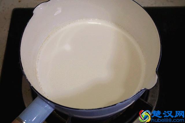 半个木瓜加牛奶，此法做甜品，清肺止咳有奇效，喝三次就管用