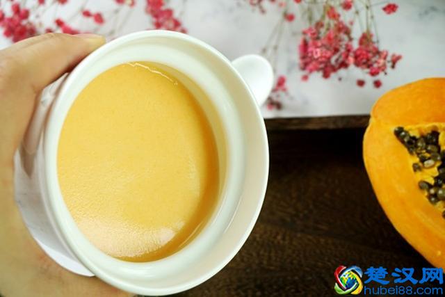 半个木瓜加牛奶，此法做甜品，清肺止咳有奇效，喝三次就管用