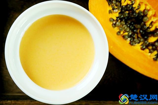 半个木瓜加牛奶，此法做甜品，清肺止咳有奇效，喝三次就管用