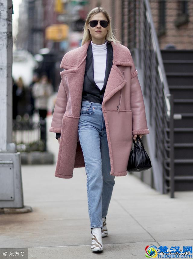 冬季肉粉色上衣搭配技巧，这么穿才好看