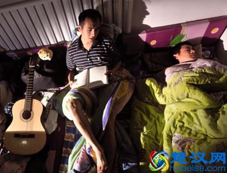 白天白领晚上“蚁族”，“边缘中产阶级”尴尬的幕后黑手是什么