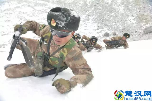 中国军人为什么令人肃然起敬！看完这几张图，你就全明白了……