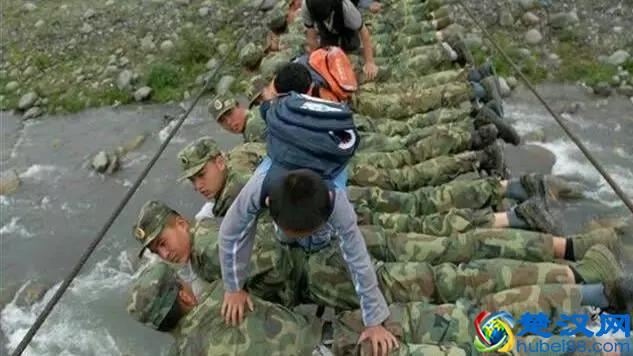 中国军人为什么令人肃然起敬！看完这几张图，你就全明白了……