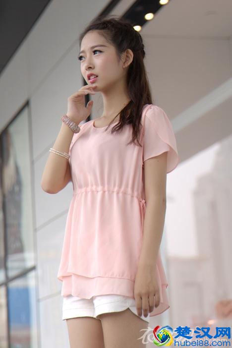 粉色上衣配什么裙裤更显少女般的青春魅力