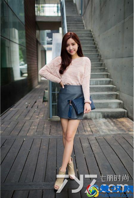 粉色毛衣配什么裙子好看 秋日做个甜美少女