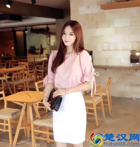 粉色T恤的夏日逆袭 达人教你粉T配什么颜色裙子才有范