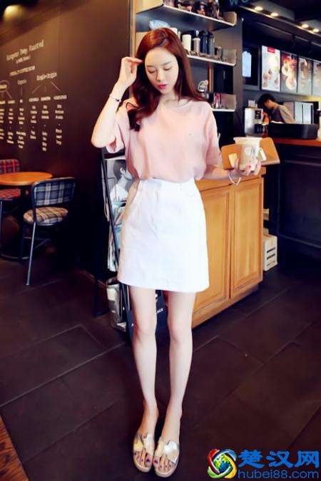 粉色T恤的夏日逆袭 达人教你粉T配什么颜色裙子才有范