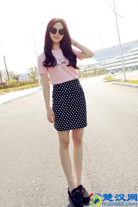 粉色T恤的夏日逆袭 达人教你粉T配什么颜色裙子才有范