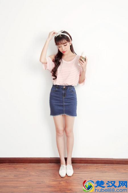 粉色T恤的夏日逆袭 达人教你粉T配什么颜色裙子才有范