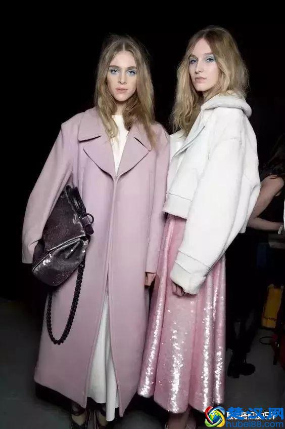 粉色和哪些颜色搭配更高级显少女感？