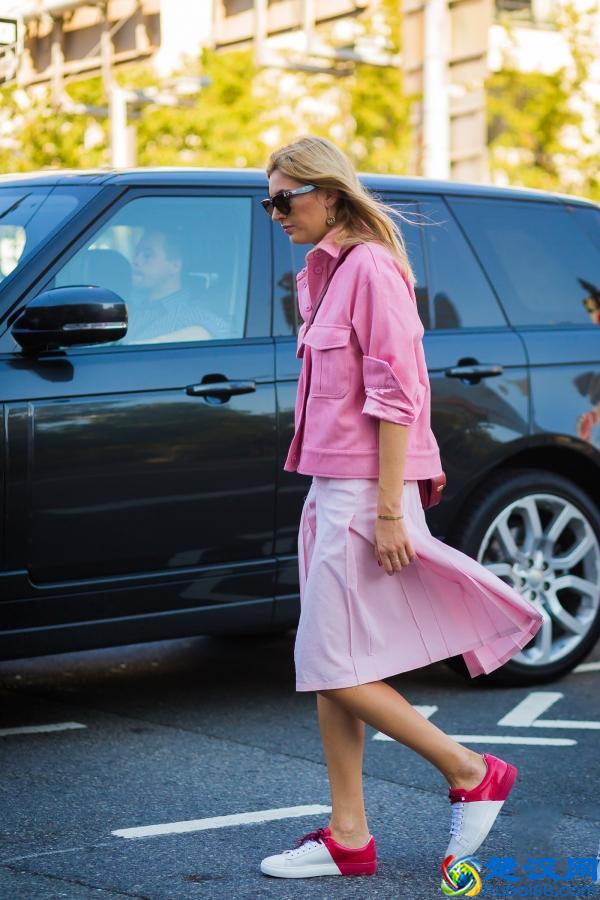 粉色衣服配什么颜色的裤子 时髦又好看