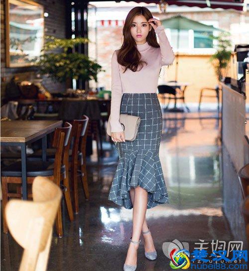 粉色衣服配什么颜色裙子好看 夏天粉色上衣搭配攻略