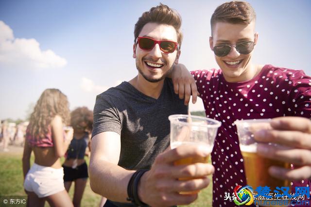 一喝酒就脸红是酒精过敏？喝酒爱脸红的人，要格外注意3点