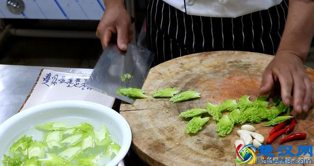 清炒苦瓜的家常做法，清脆爽口，营养美味，做法特简单，太好吃了