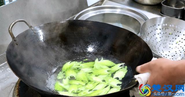 清炒苦瓜的家常做法，清脆爽口，营养美味，做法特简单，太好吃了
