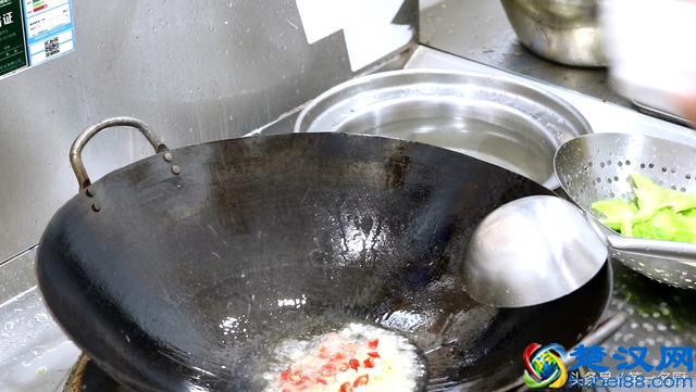 清炒苦瓜的家常做法，清脆爽口，营养美味，做法特简单，太好吃了