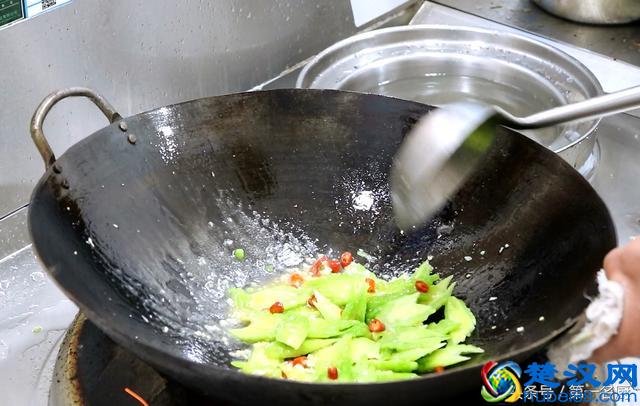 清炒苦瓜的家常做法，清脆爽口，营养美味，做法特简单，太好吃了