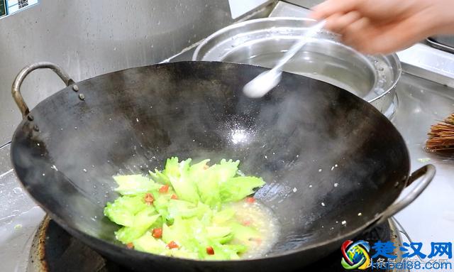 清炒苦瓜的家常做法，清脆爽口，营养美味，做法特简单，太好吃了