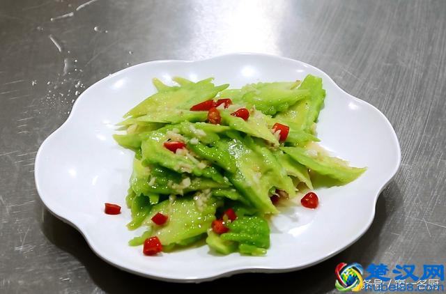 清炒苦瓜的家常做法，清脆爽口，营养美味，做法特简单，太好吃了