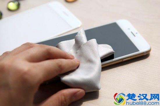 手机进水了没那么麻烦 只要3步就解决！