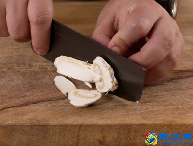 松茸这样吃最有营养价值，步骤简单，爽口滑嫩，好吃到停不下来