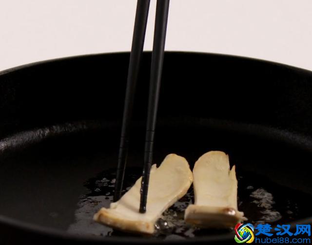 松茸这样吃最有营养价值，步骤简单，爽口滑嫩，好吃到停不下来