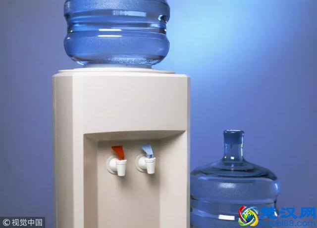 你每天在用的饮水机原来这么脏！学会这个方法，轻松喝到健康水