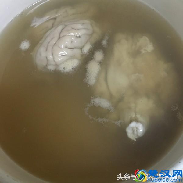 特色秘制烤脑花：朋友就凭这一道特色小吃，月入20000块钱！