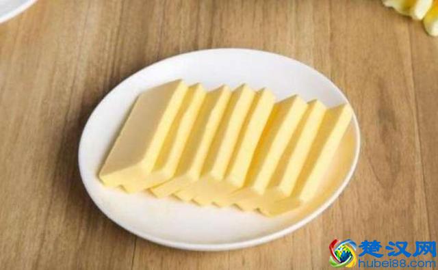 很多人都喜欢吃黄油，那你知道到底是做成的吗？说出来你都不敢信