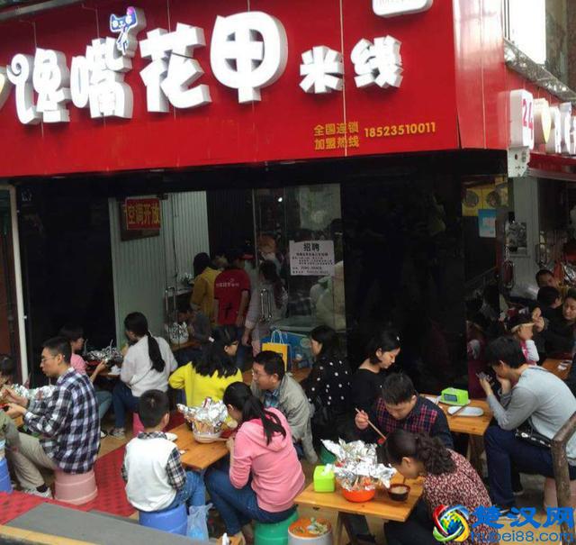 这家火遍重庆的10平方小店开到了杭州，排队几小时也要吃一口