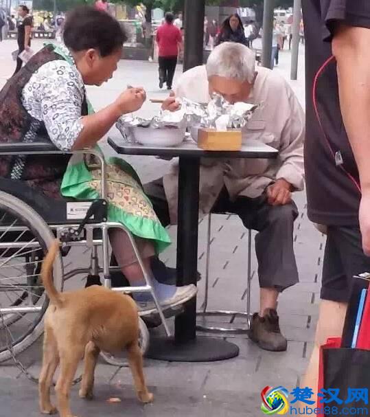 这家火遍重庆的10平方小店开到了杭州，排队几小时也要吃一口