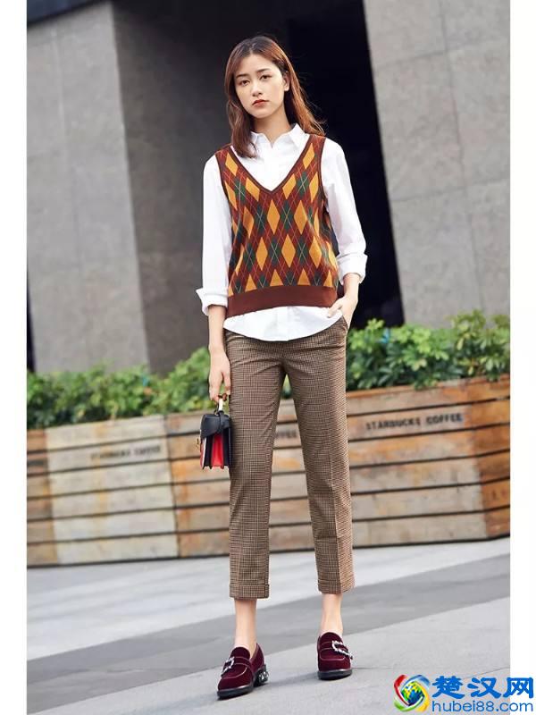 开春必穿的“马甲”，这样搭配可好看，时髦又有范