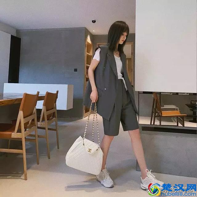 初夏想要显瘦保暖就穿“西装马甲”，简直又酷又少女！我超喜欢！