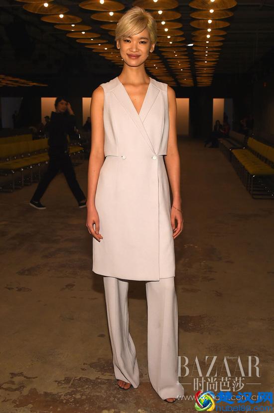 贝嫂这样"真空"穿西装马甲就击中小贝的心，酷毙了我也要这样穿！