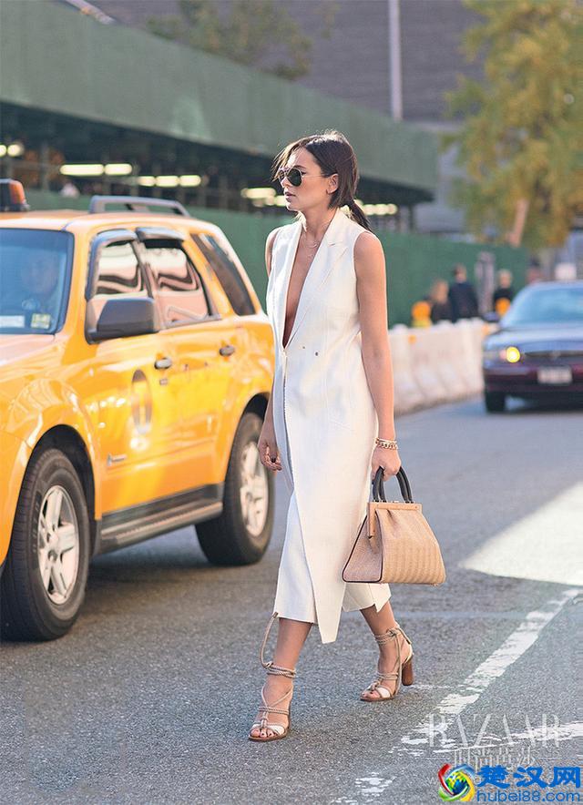 贝嫂这样"真空"穿西装马甲就击中小贝的心，酷毙了我也要这样穿！