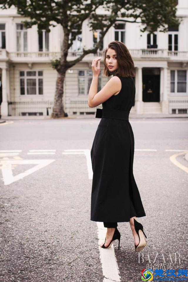 贝嫂这样"真空"穿西装马甲就击中小贝的心，酷毙了我也要这样穿！