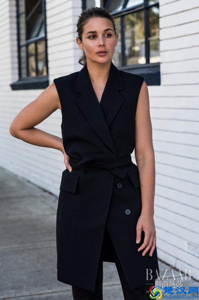 贝嫂这样"真空"穿西装马甲就击中小贝的心，酷毙了我也要这样穿！