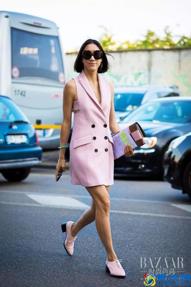 贝嫂这样"真空"穿西装马甲就击中小贝的心，酷毙了我也要这样穿！