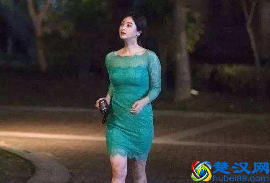 “胸大”的女人要少穿这几种衣服，不仅显胖还显老