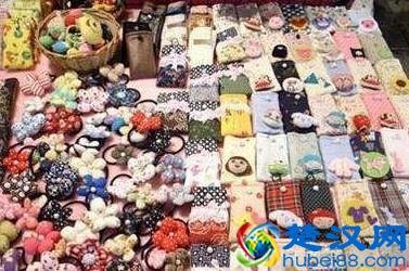 大二女生摆地摊卖衣服，小本生意赚大钱