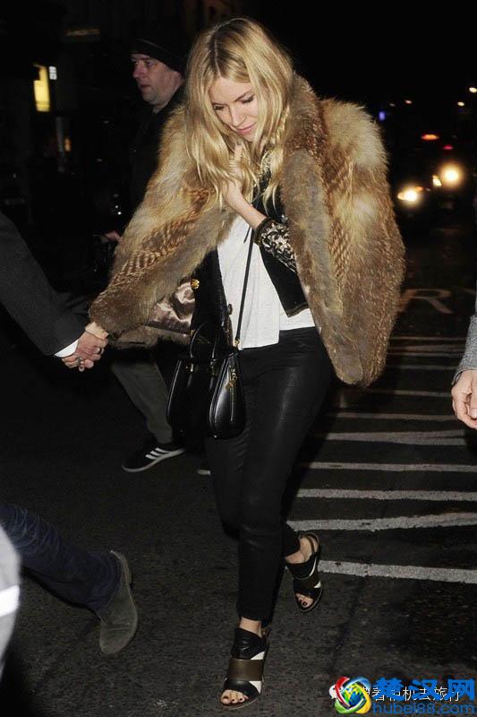 拍照不知道穿什么？快拿出你的白T恤