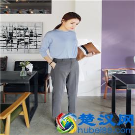 蓝色上衣配什么颜色的裤子 今夏穿出优雅气质