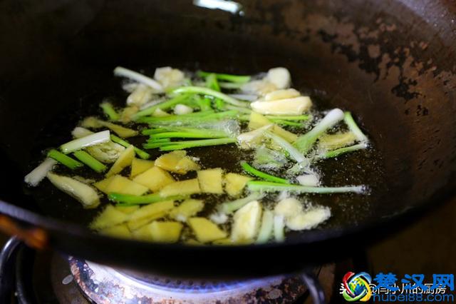 螃蟹怎么做简单又好吃？葱姜炒蟹味道鲜美可口制作方便快捷