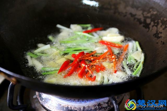 螃蟹怎么做简单又好吃？葱姜炒蟹味道鲜美可口制作方便快捷