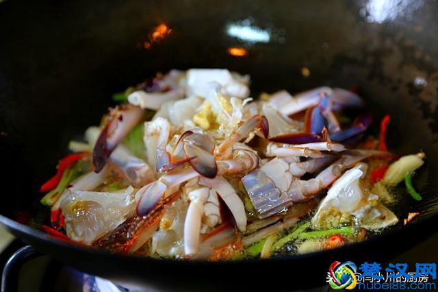 螃蟹怎么做简单又好吃？葱姜炒蟹味道鲜美可口制作方便快捷