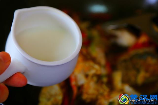 螃蟹怎么做简单又好吃？葱姜炒蟹味道鲜美可口制作方便快捷
